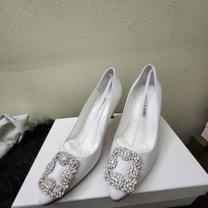 (SOLD) Manolo blahnik Hangisi white leather pumps 70